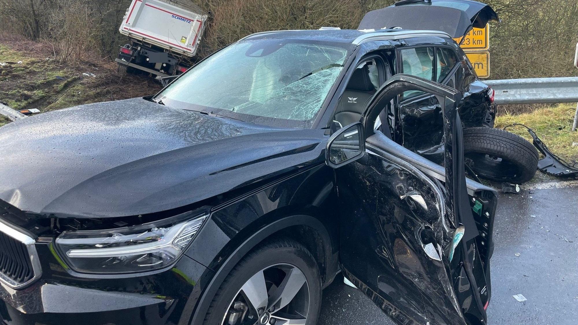 Der Volvo ist an der Fahrerseite schwer beschädigt.