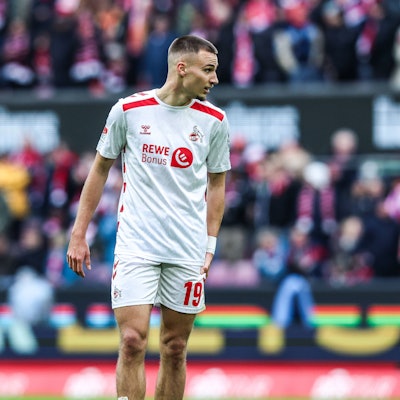 Tim Lemperle greift sich im Spiel gegen Elversberg an den Muskel – der Offensivspieler des 1. FC Köln wird vorerst ausfallen.