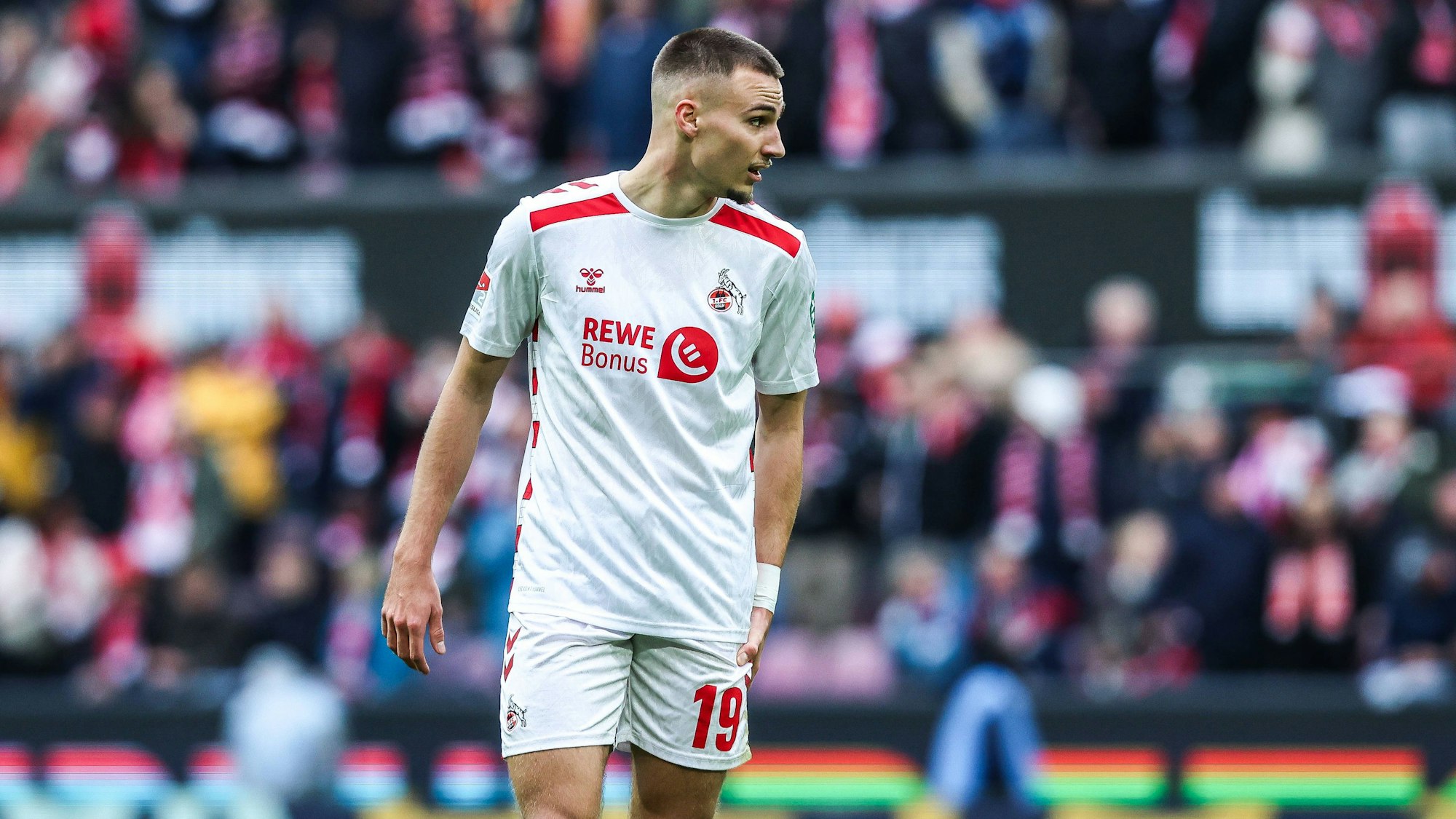 Tim Lemperle greift sich im Spiel gegen Elversberg an den Muskel – der Offensivspieler des 1. FC Köln wird vorerst ausfallen.