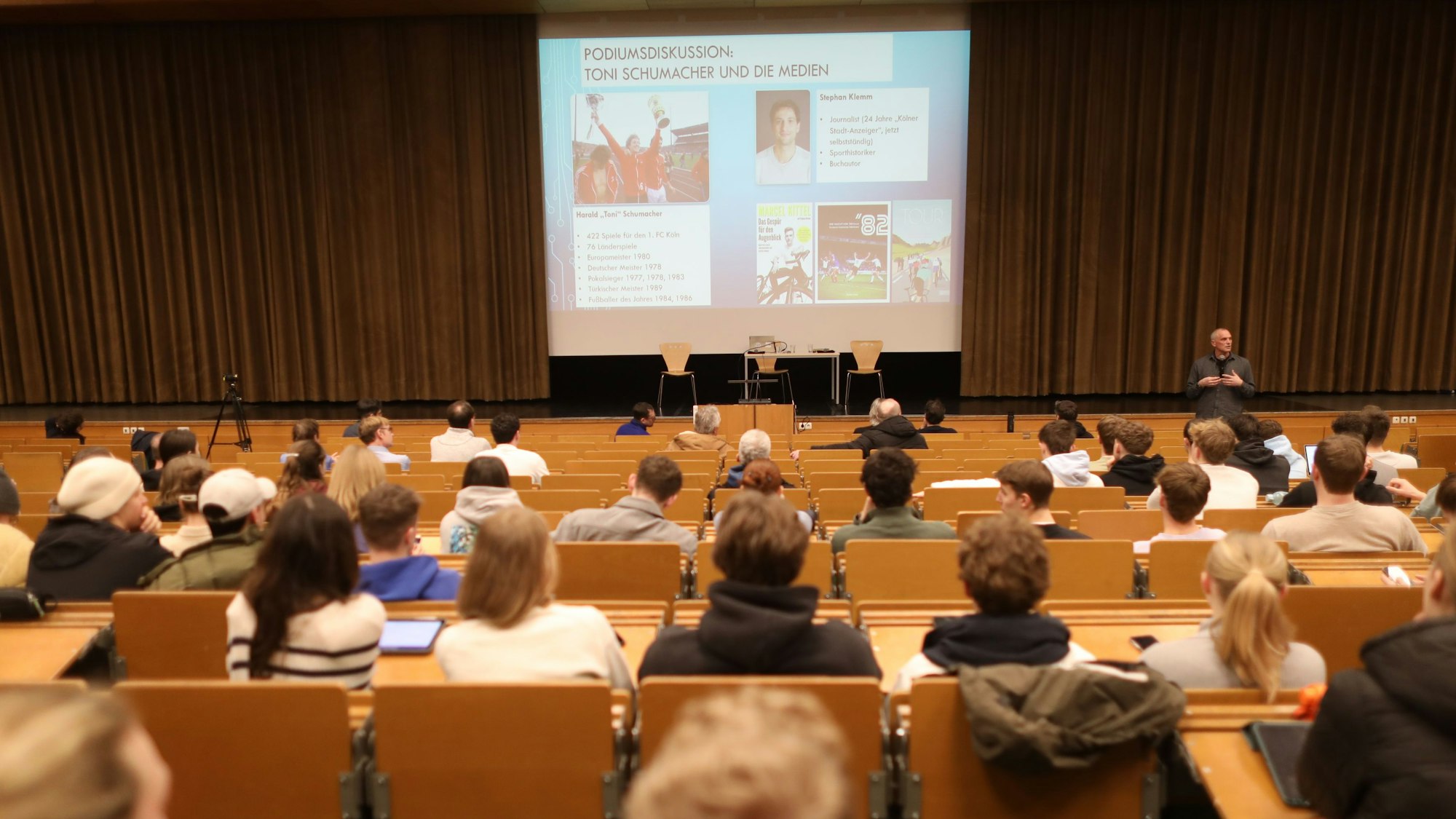 Zu sehen sind Studierende, die im Hörsaal einem Vortrag zuhören.