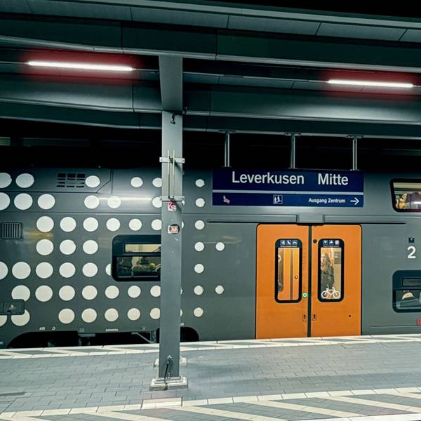 Ein Regionalexpress der Linie 5 steht im Bahnhof Mitte.