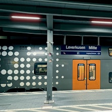 Ein Regionalexpress der Linie 5 steht im Bahnhof Mitte.