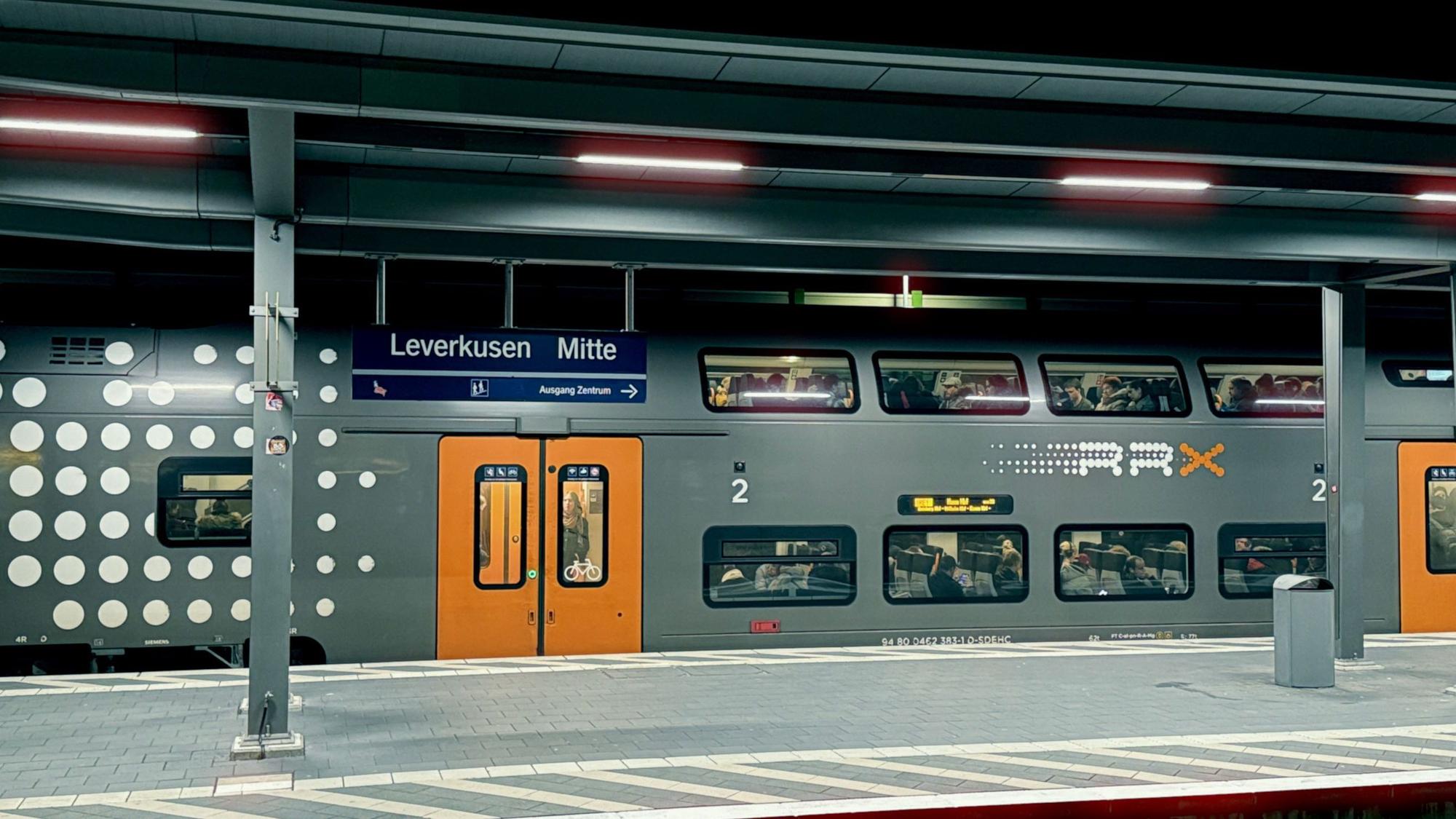 Ein Regionalexpress der Linie 5 steht im Bahnhof Mitte.