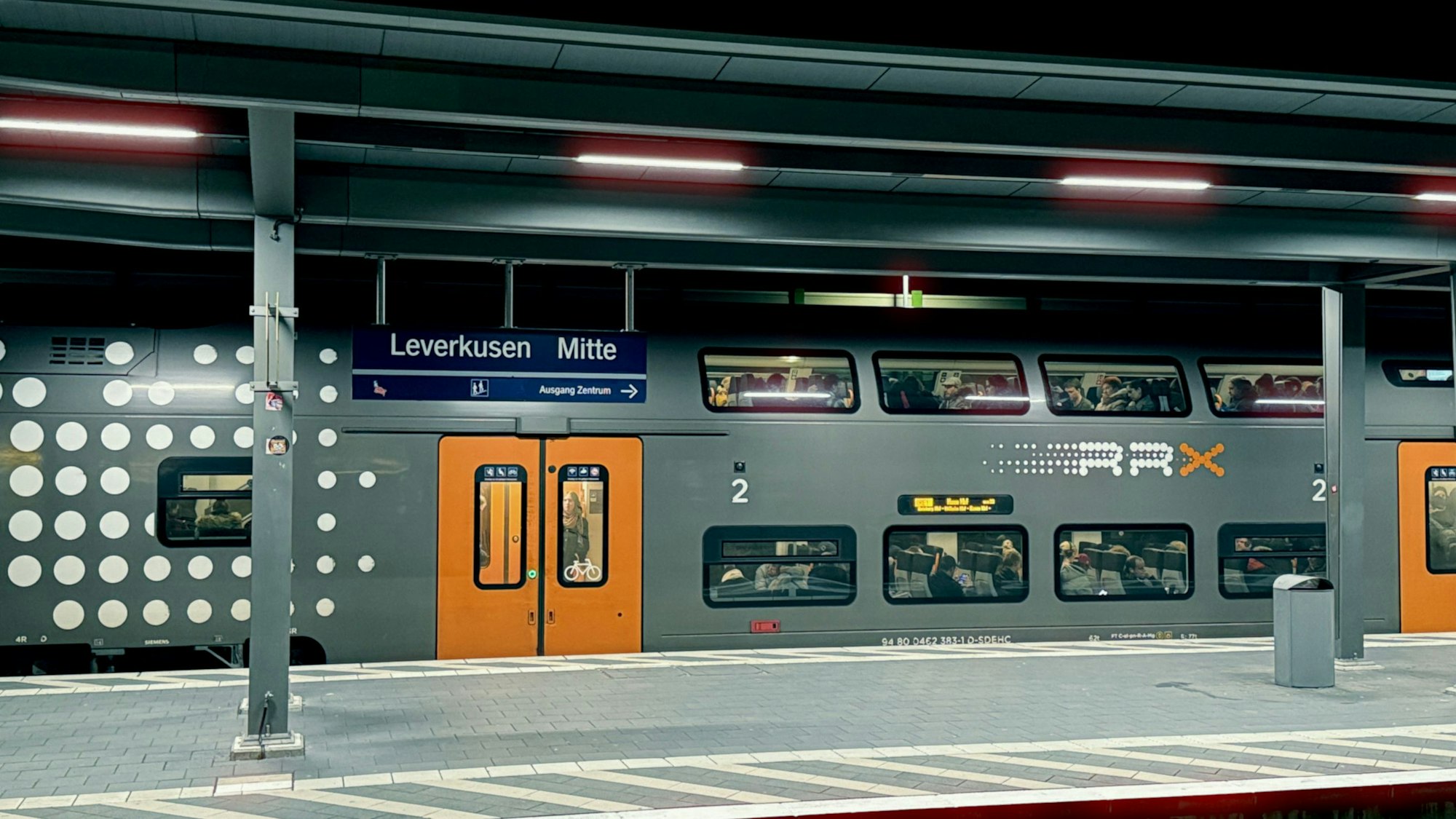 Ein Regionalexpress der Linie 5 steht im Bahnhof Mitte.