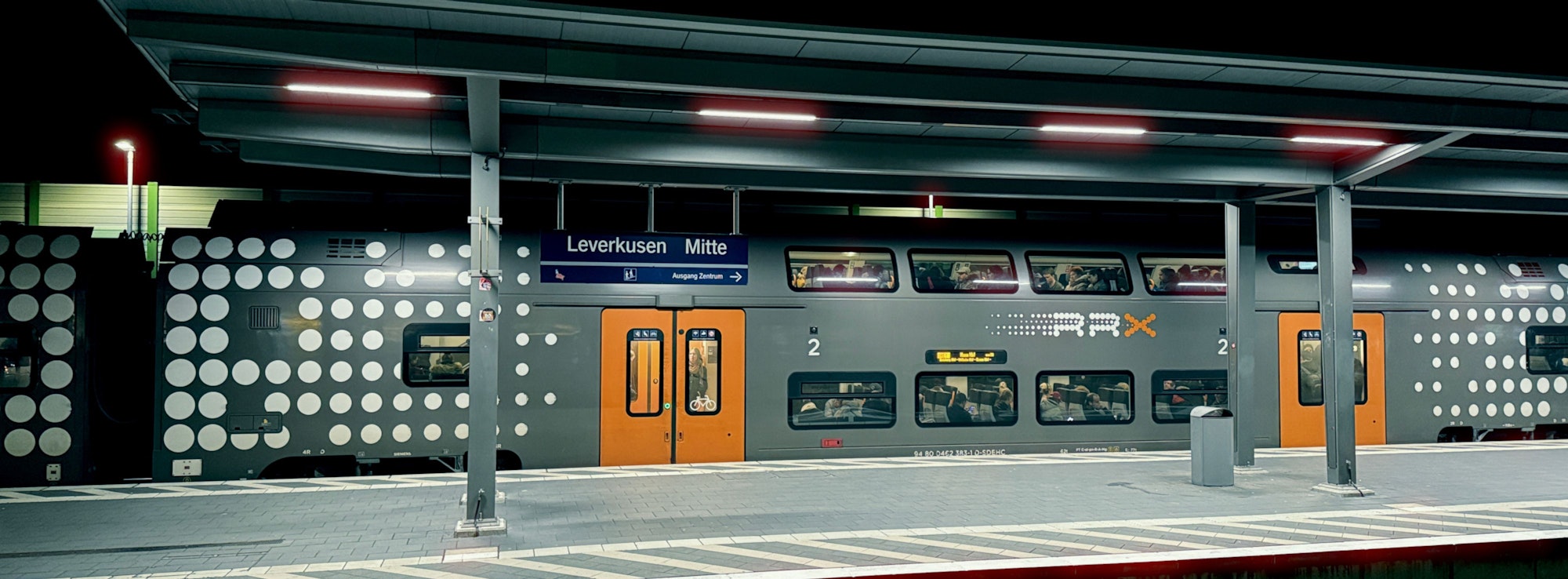 Ein Regionalexpress der Linie 5 steht im Bahnhof Mitte.