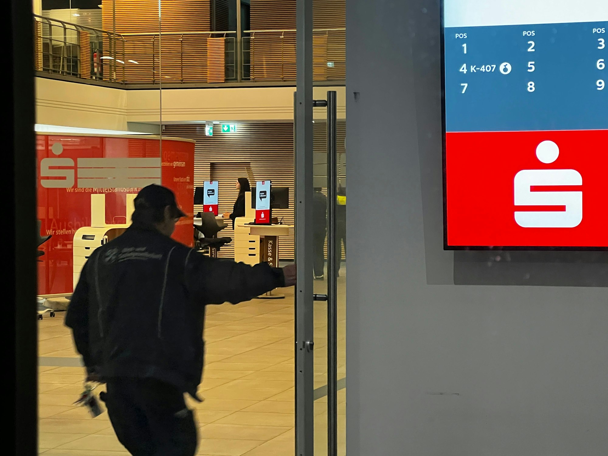 Nach dem Überfall in der Sparkasse Leverkusen.