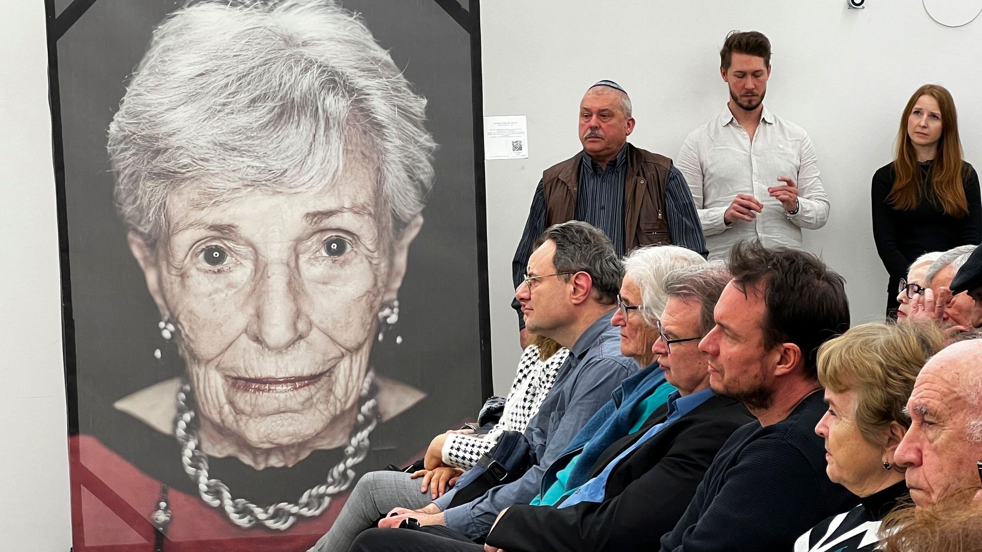 Ausstellung mit vier Porträts überlebender des Holocaust vom Fotografen Luigi Toscani. Foto: Ralf Krieger