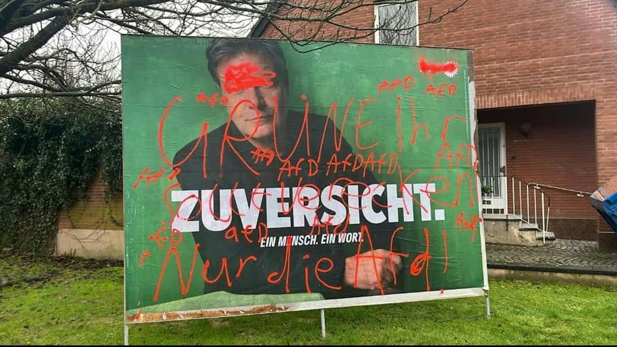 Das Wahlplakat in Grevenbroich wurde mit roter Farbe und einer Hassbotschaft beschmiert.