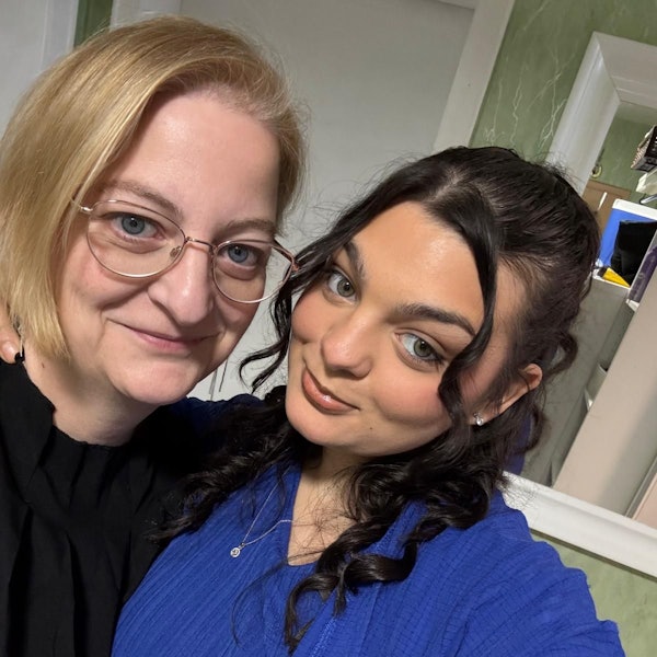 Nahaufnahme von der erkrankten Jasmin und ihrer Mutter Ina.