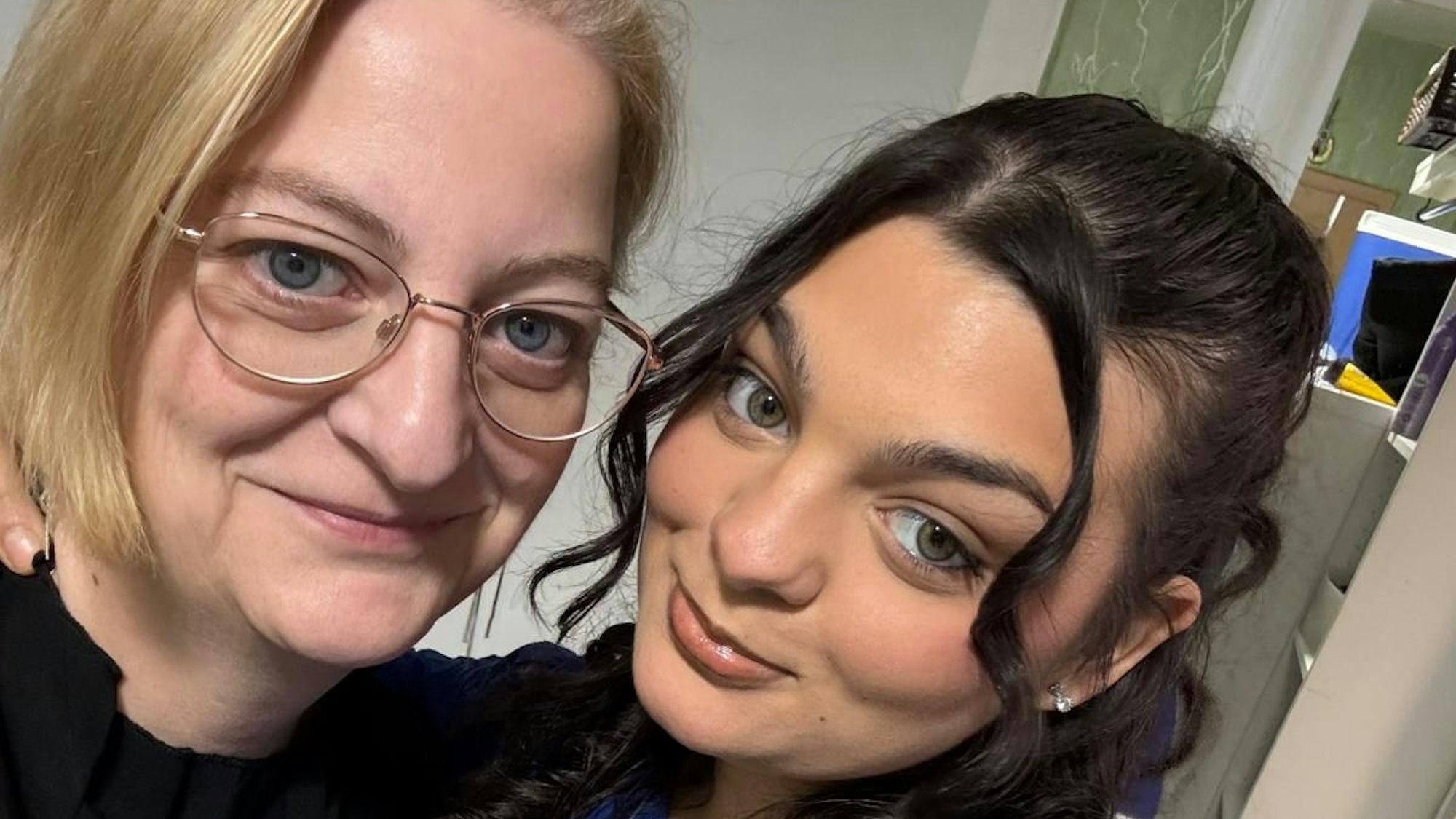 Nahaufnahme von der erkrankten Jasmin und ihrer Mutter Ina.