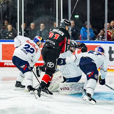 Kölns Juhani Tyrväinen (Mitte) erzielt den Anschlußtreffer zum 1:2 für die Haie beim DEL-Spiel gegen München.