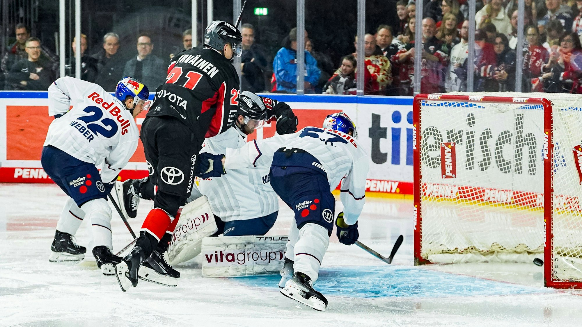 Kölns Juhani Tyrväinen (Mitte) erzielt den Anschlußtreffer zum 1:2 für die Haie beim DEL-Spiel  gegen München.