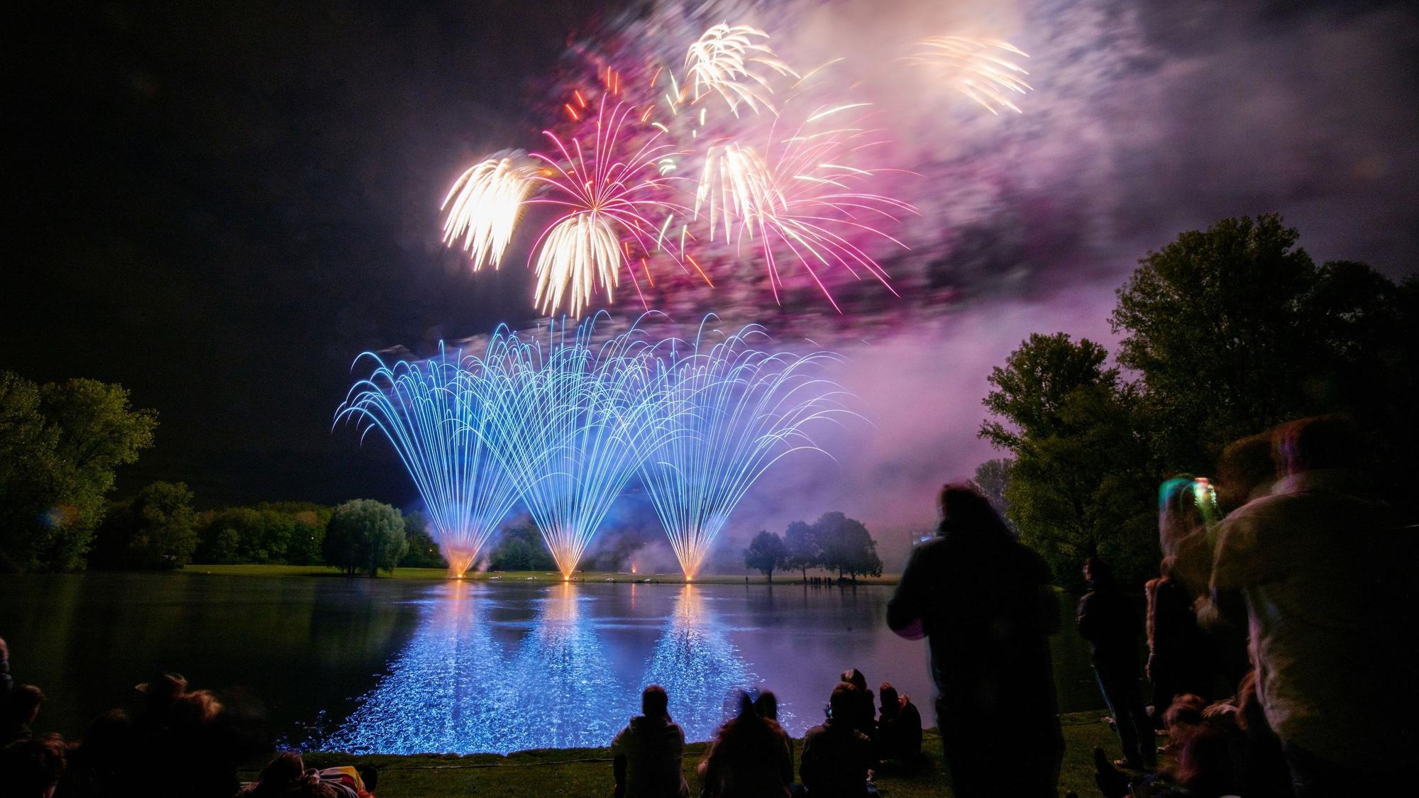 Ein Feuerwerk ist im Bonner Rheinaue beim Fest „Rhein in Flammen“ zu sehen.