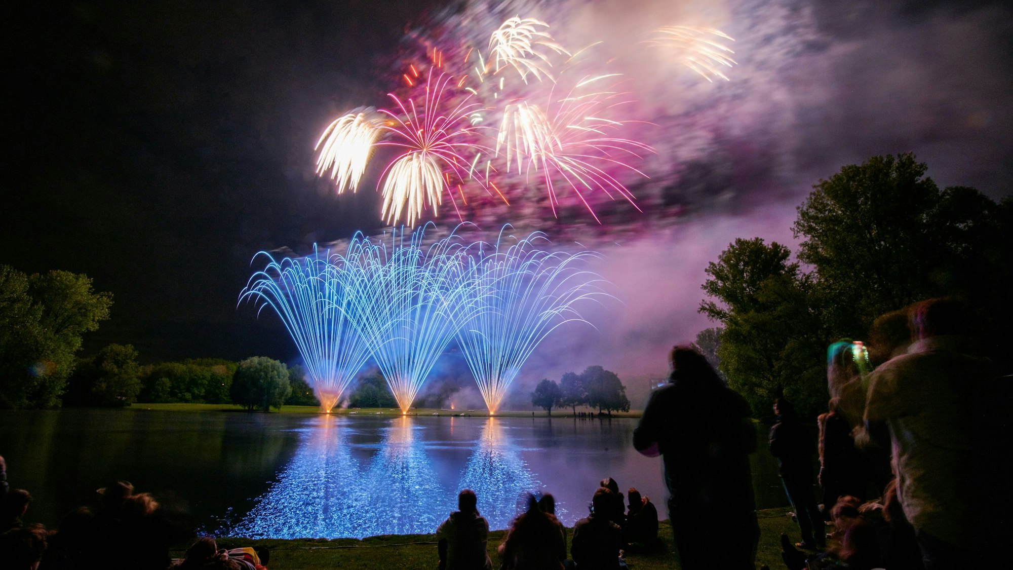 Ein Feuerwerk ist im Bonner Rheinaue beim Fest „Rhein in Flammen“ zu sehen.