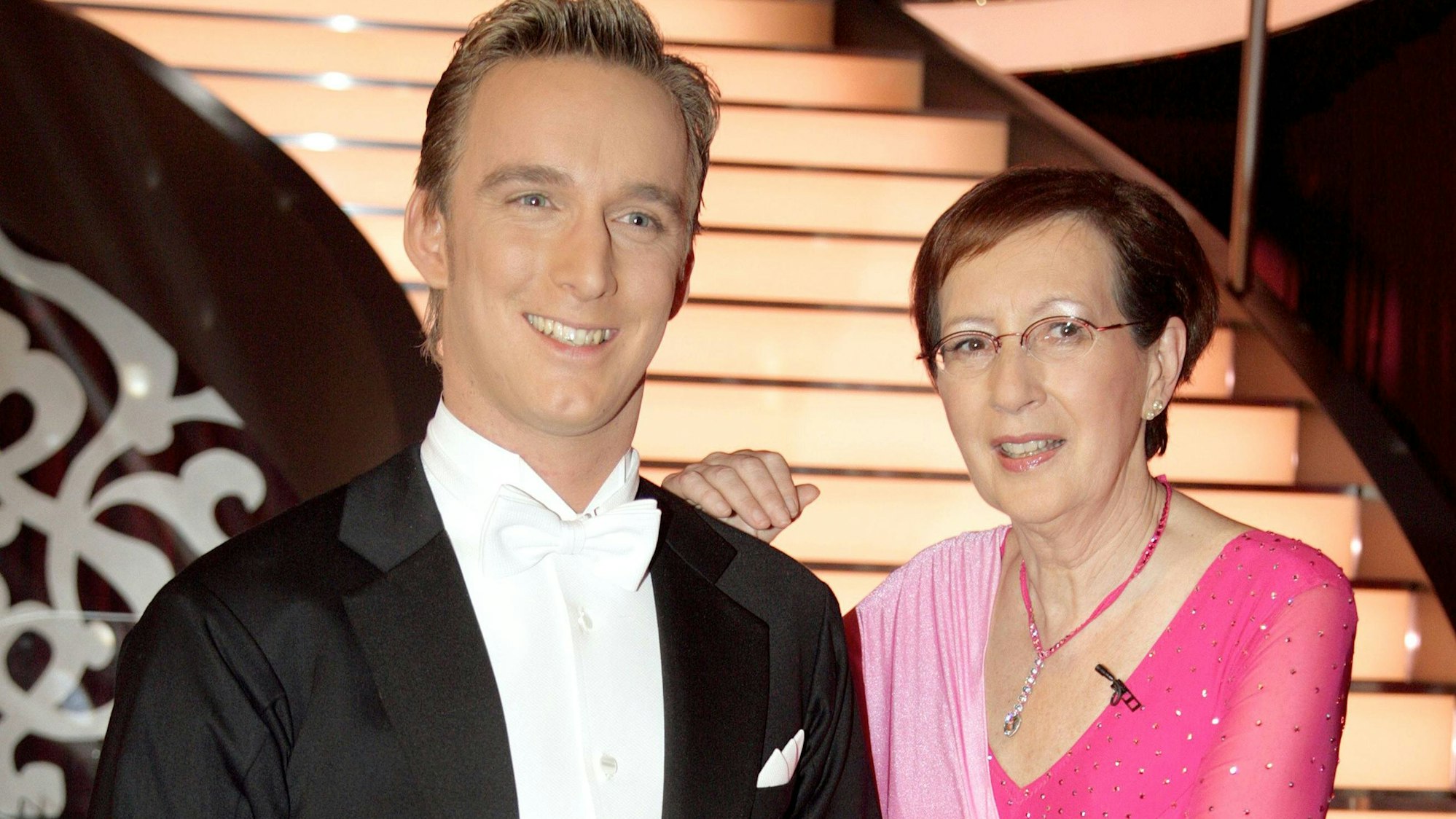 Heide Simonis und Hendrik Höfken lachen in die Kamera.