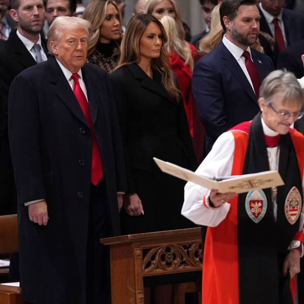 Präsident Donald Trump, links, sieht zu, wie Bischöfin Mariann Edgar Budde, zweite von rechts, zum nationalen Gebetsgottesdienst in der Washington National Cathedral in Washington kommt. Die 65-Jährige bat Trump in der Folge öffentlichkeitswirksam um Barmherzigkeit für Migranten und sexuelle Minderheiten.