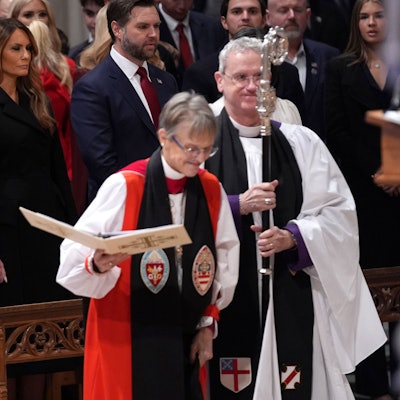 Präsident Donald Trump, links, sieht zu, wie Bischöfin Mariann Edgar Budde, zweite von rechts, zum nationalen Gebetsgottesdienst in der Washington National Cathedral in Washington kommt. Die 65-Jährige bat Trump in der Folge öffentlichkeitswirksam um Barmherzigkeit für Migranten und sexuelle Minderheiten.