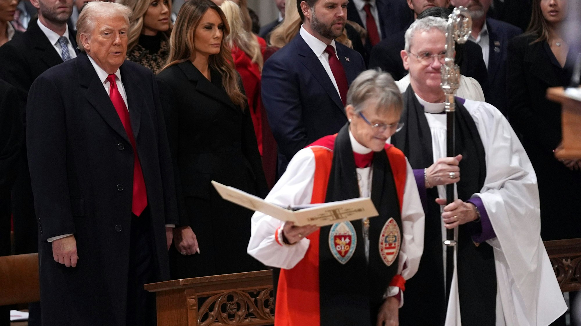 Präsident Donald Trump, links, sieht zu, wie Bischöfin Mariann Edgar Budde, zweite von rechts, zum nationalen Gebetsgottesdienst in der Washington National Cathedral in Washington kommt.