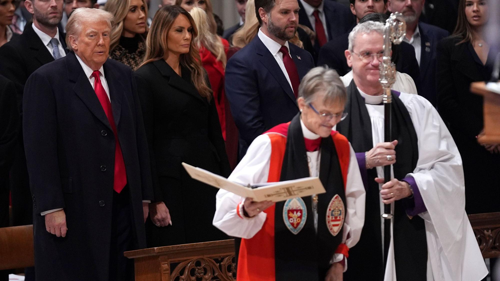Präsident Donald Trump, links, sieht zu, wie Bischöfin Mariann Edgar Budde, zweite von rechts, zum nationalen Gebetsgottesdienst in der Washington National Cathedral in Washington kommt. Die 65-Jährige bat Trump in der Folge öffentlichkeitswirksam um Barmherzigkeit für Migranten und sexuelle Minderheiten.