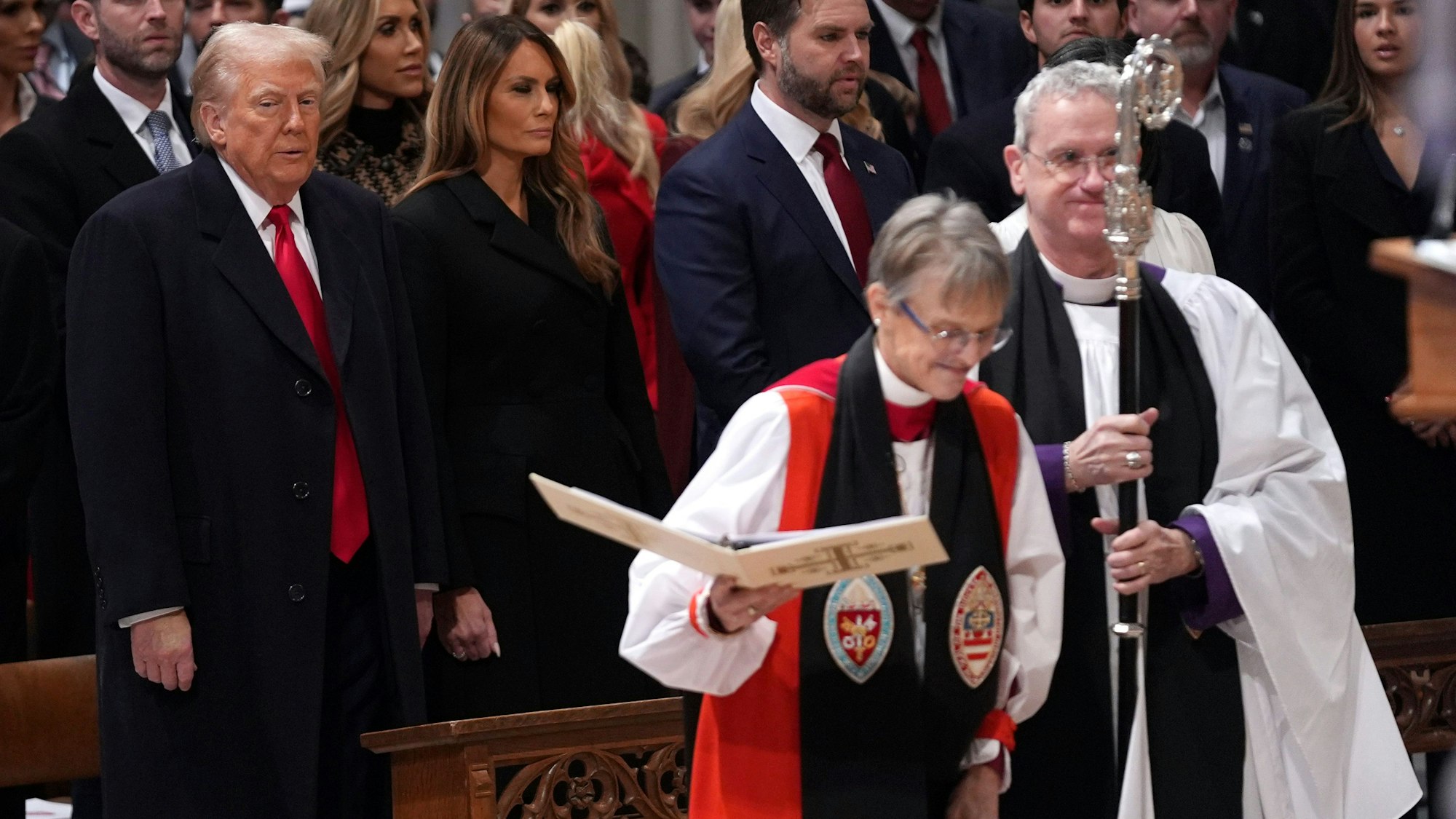 Präsident Donald Trump, links, sieht zu, wie Bischöfin Mariann Edgar Budde, zweite von rechts, zum nationalen Gebetsgottesdienst in der Washington National Cathedral in Washington kommt. Die 65-Jährige bat Trump in der Folge öffentlichkeitswirksam um Barmherzigkeit für Migranten und sexuelle Minderheiten.