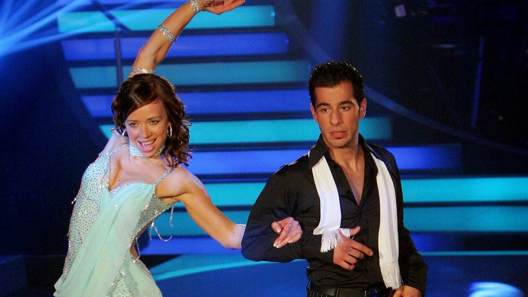 Eralp Uzun und Anna Karina Mosmann tanzen.