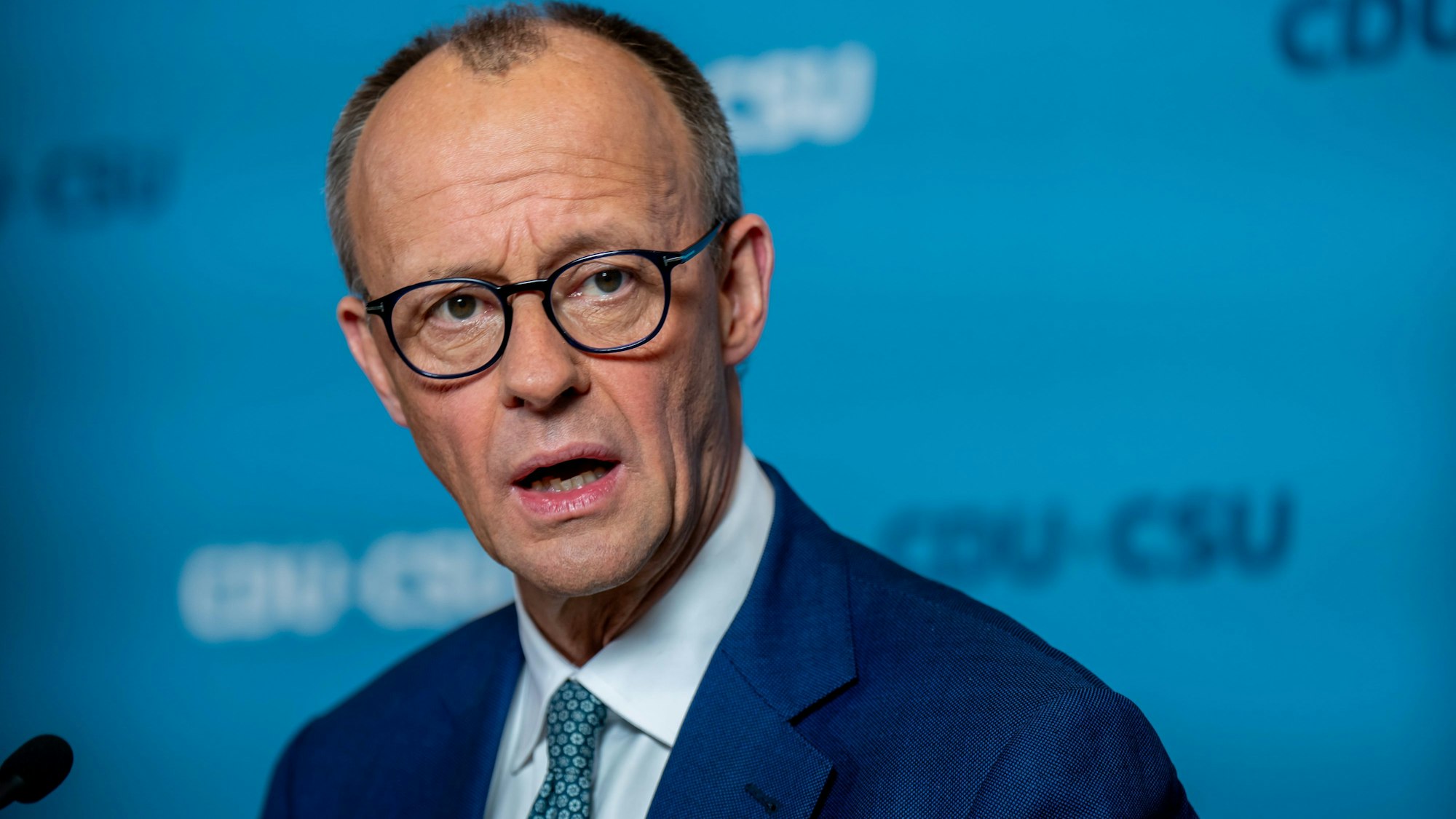 28.01.2025, Berlin: Friedrich Merz, CDU-Bundesvorsitzender und CDU/CSU-Fraktionsvorsitzender im Bundestag, gibt ein Pressestatement vor Beginn der Fraktionssitzung der CDU/CSU-Fraktion im Bundestag.