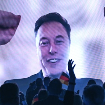 Über eine Videoeinblendung unterhält sich US-Milliardär Elon Musk mit AfD-Chefin Alice Weidel beim Wahlkampfauftakt der AfD im Januar. Nun hat Musk erneut für die AfD geworben – und sich in den Kölner Wahlkampf eingemischt. (Archivbild)