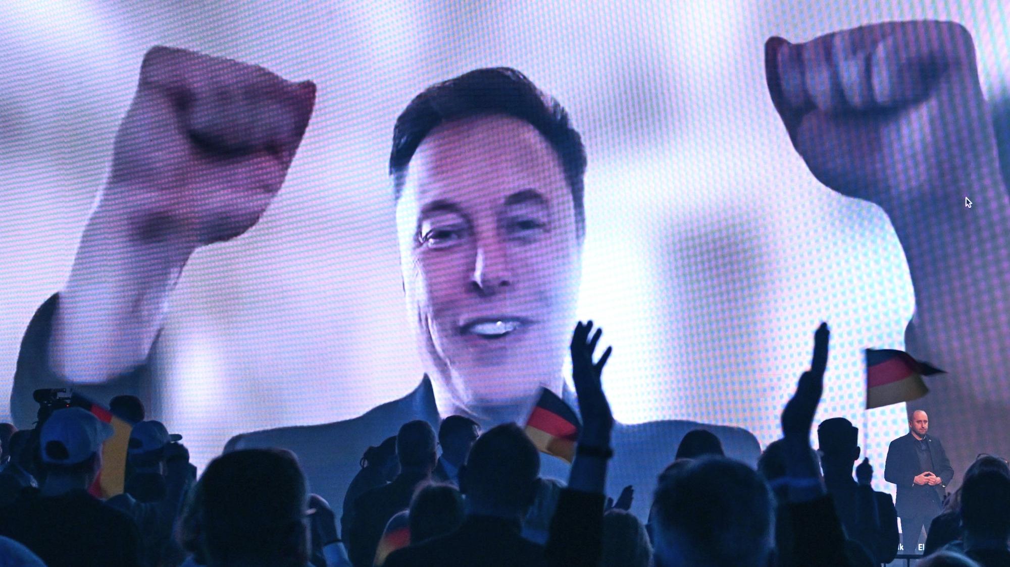 Elon Musk spricht beim Wahlkampfauftakt der AfD in einer Videoschalte zu den Anhängern der Partei.