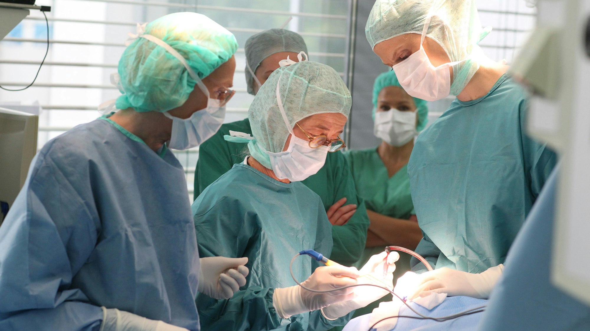 In der Kinderneurochirurgie in der Kinderklinik in Sankt Augustin operiert Professorin Martina Messing-Jünger (Mitte). Mit dabei Oberärztin Dr. Ann Kristin Schmitz (r.).