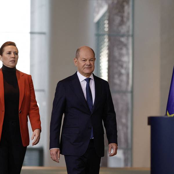 Mette Frederiksen und Olaf Scholz bei ihrer Ankunft im Kanzleramt.