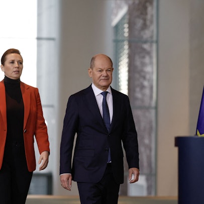 Mette Frederiksen und Olaf Scholz bei ihrer Ankunft im Kanzleramt.