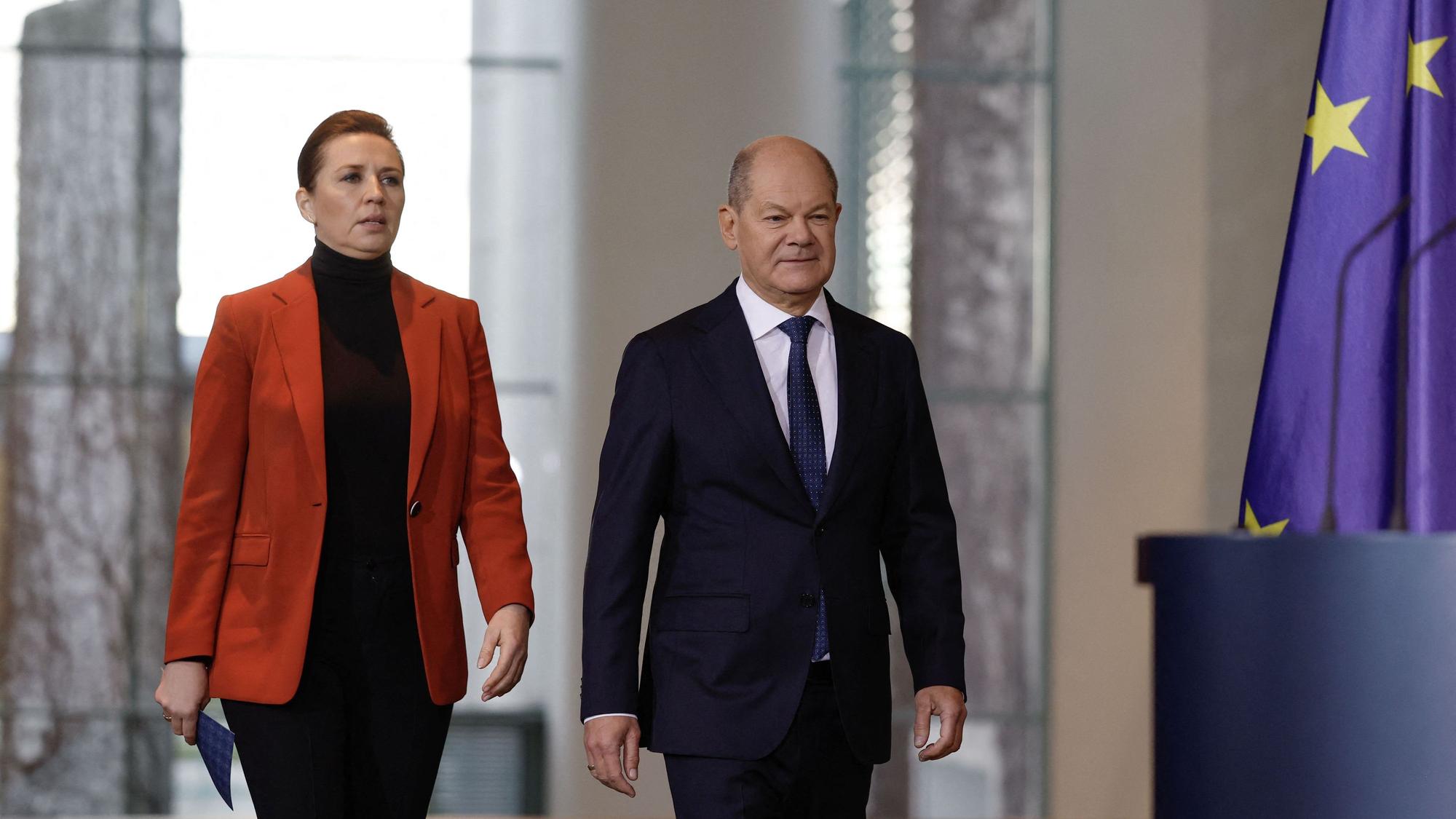 Mette Frederiksen und Olaf Scholz bei ihrer Ankunft im Kanzleramt.
