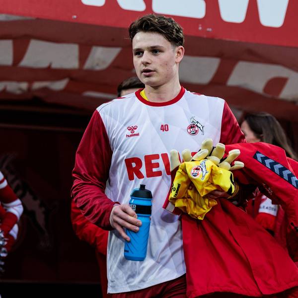 Jonas Urbig betritt im Dress des 1. FC Köln das Stadion.