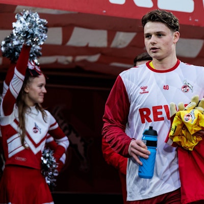 Jonas Urbig betritt im Dress des 1. FC Köln das Stadion.