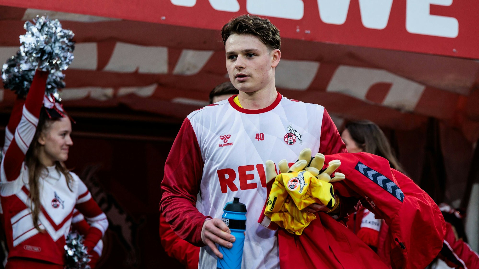 Jonas Urbig betritt im Dress des 1. FC Köln das Stadion.
