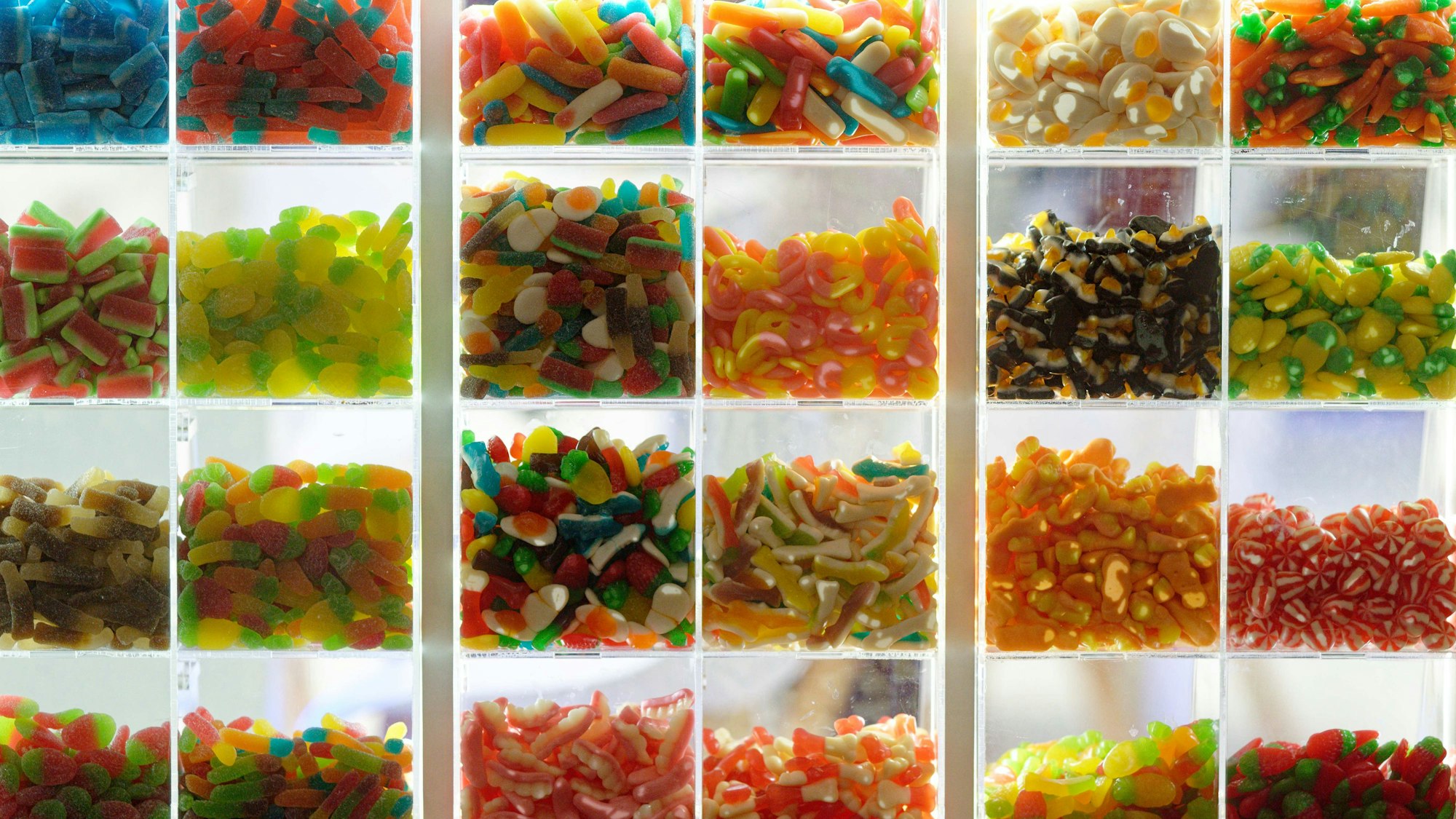 ARCHIV - 30.01.2022, Nordrhein-Westfalen, Köln: Süßigkeiten sind auf einem Stand einer früheren Ausgabe der ISM - Internationale Süßwarenmesse zu sehen. (zu dpa: «Höhere Kosten: Süßwaren-Branche produziert weniger») Foto: Henning Kaiser/dpa +++ dpa-Bildfunk +++