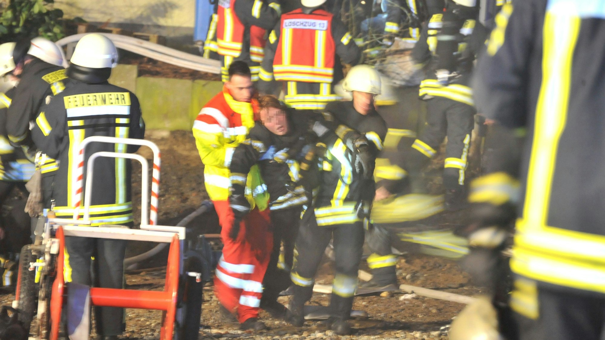 Archivbild vom Feuerwehreinsatz in der “Kölner Schneiderei“ an der Kölner Straße am 5. Januar 2015. Ein verletzter Feuerwehrmann wird gerettet. Foto: Ralf Krieger