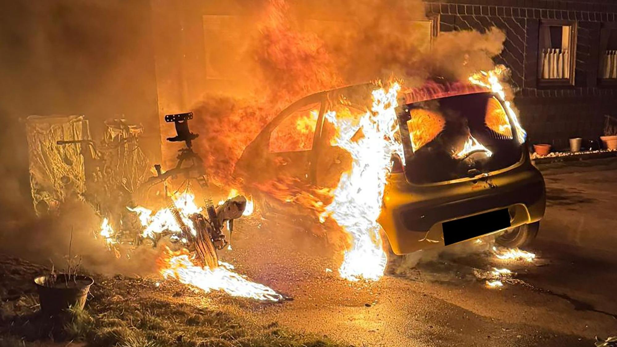 Der in Flammen stehende Wagen.