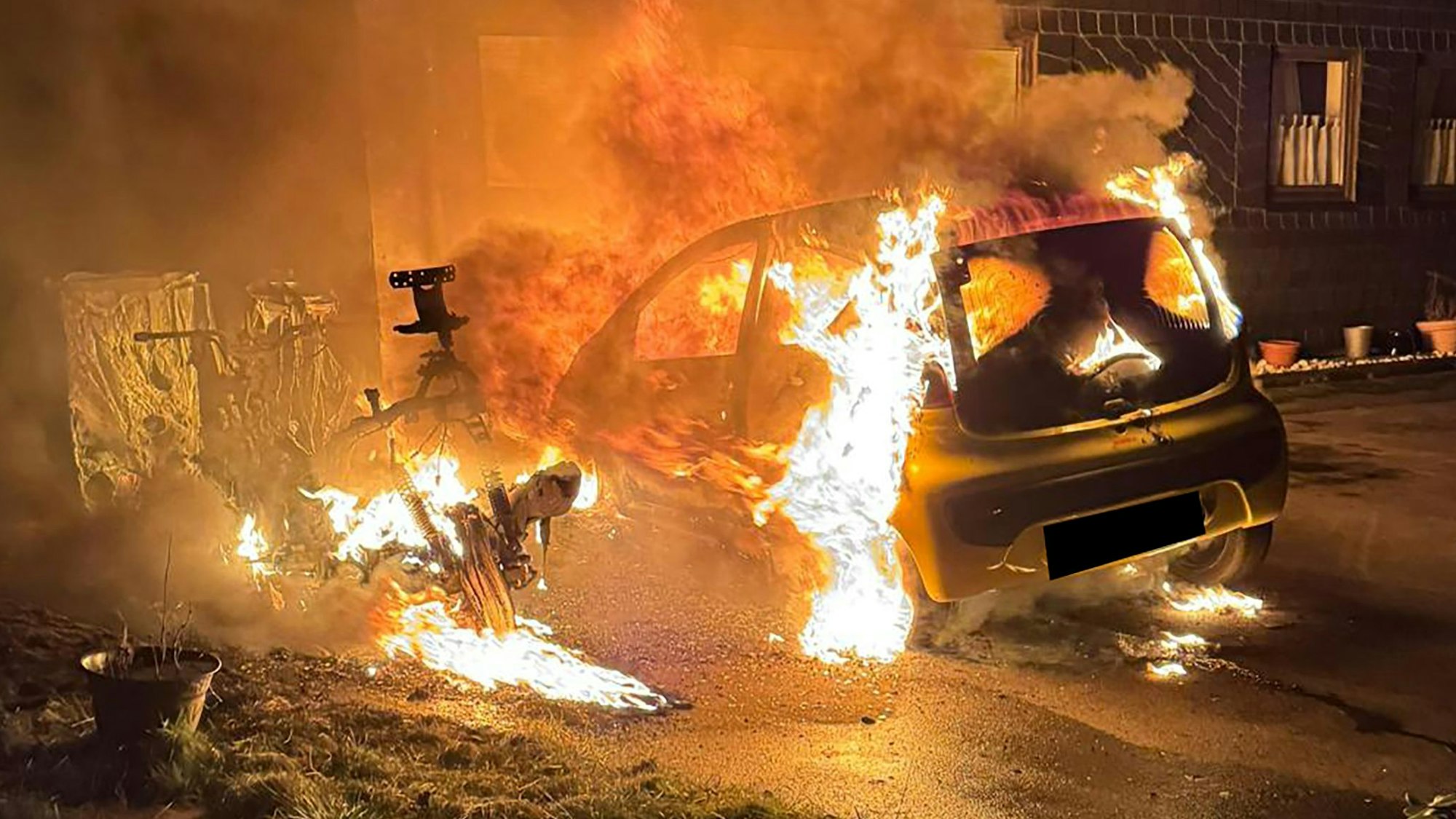 Der in Flammen stehende Wagen.