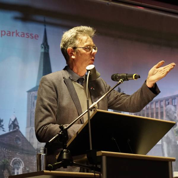 Das Bild zeigt Klaus Ripp an einem Pult.
