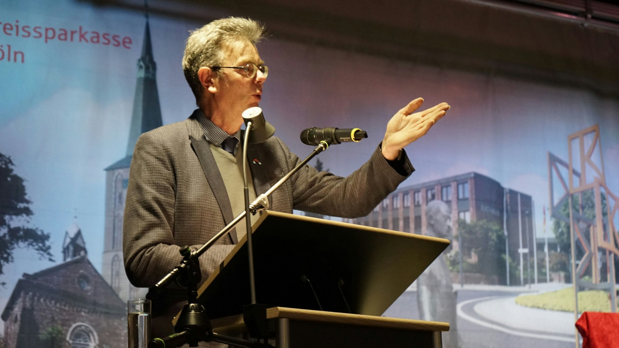 Das Bild zeigt Klaus Ripp an einem Pult.