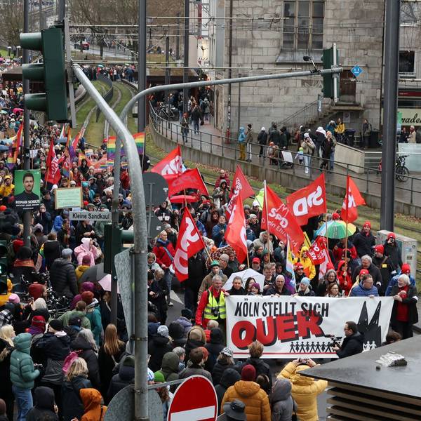 Zehntausende Menschen ziehen am Samstag, 25.1., vom Heumarkt durch die Innenstadt, um gegen den Rechtsruck im Land zu demonstrieren.