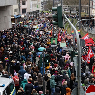 Zehntausende Menschen ziehen am Samstag, 25.1., vom Heumarkt durch die Innenstadt, um gegen den Rechtsruck im Land zu demonstrieren.