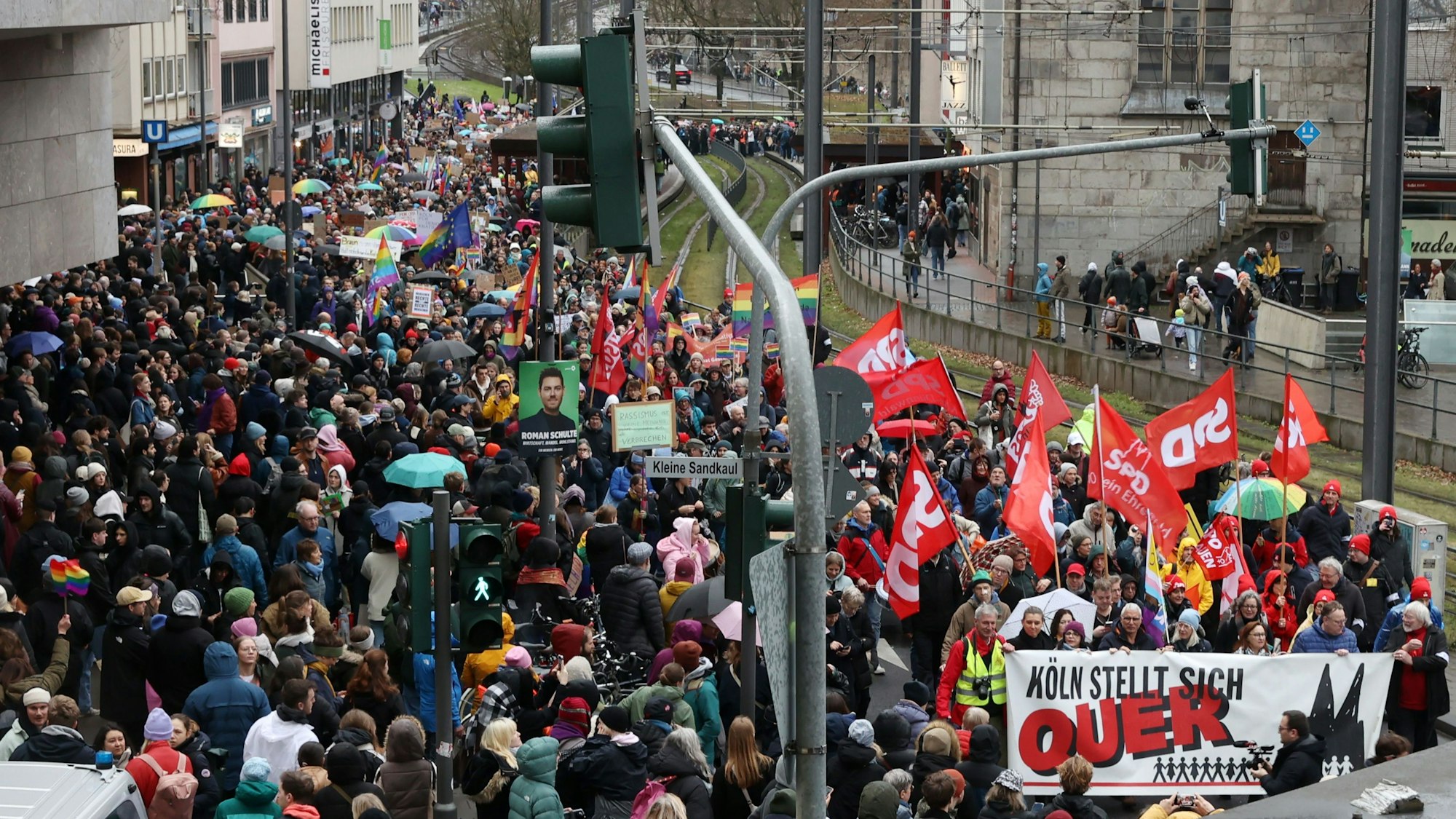 Zehntausende Menschen ziehen am Samstag, 25.1., vom Heumarkt durch die Innenstadt, um gegen den Rechtsruck im Land zu demonstrieren.