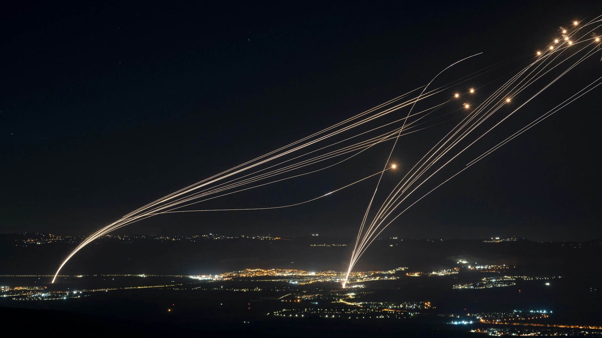 Das israelische Luftabwehrsystem Iron Dome feuert, um einen Angriff aus dem Libanon über der Region Galiläa abzufangen, gesehen von den israelisch annektierten Golanhöhen.