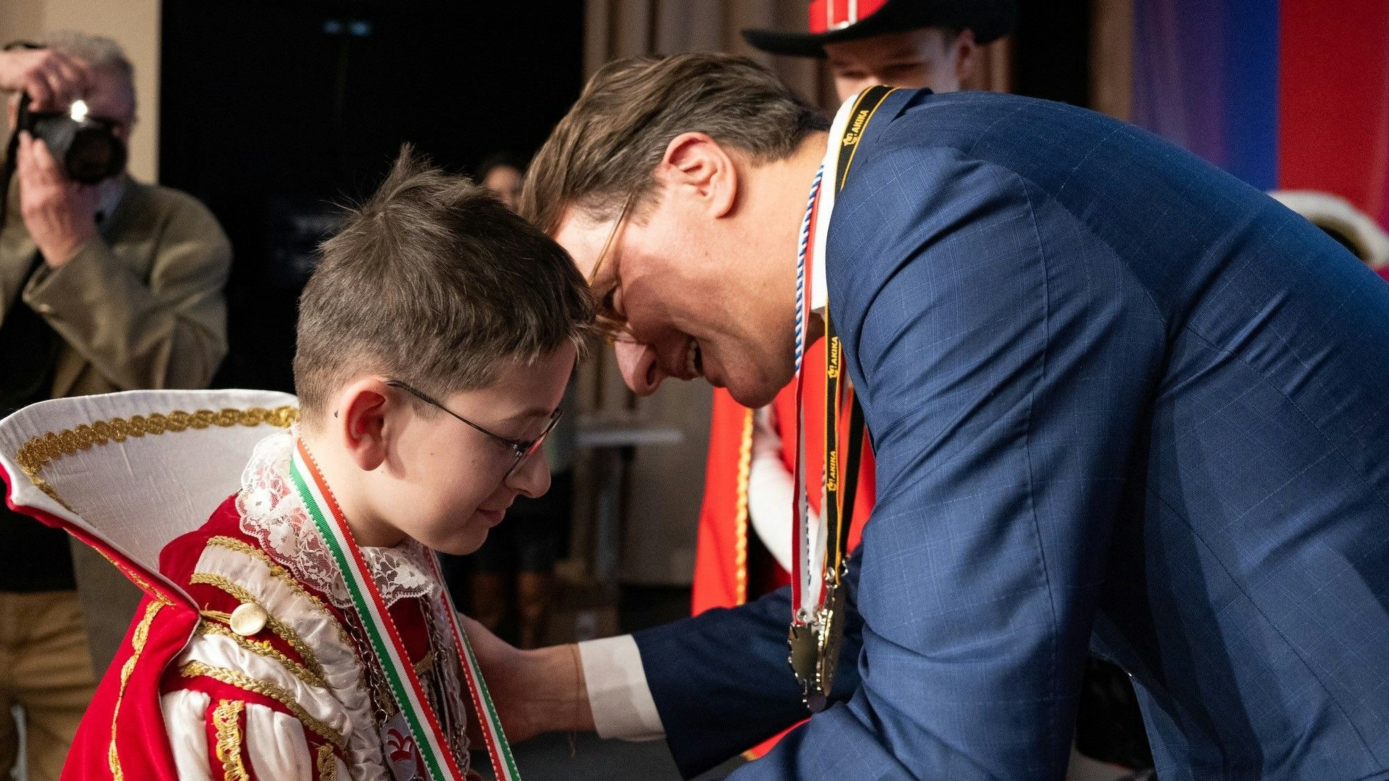 Wüst und Emil I sind zusammen im Bild zu sehen.