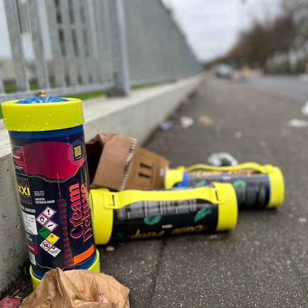Leere Lachgas-Kartuschen nach einem Wochenende auf der Alfred-Schütte-Alle in Köln-Poll.