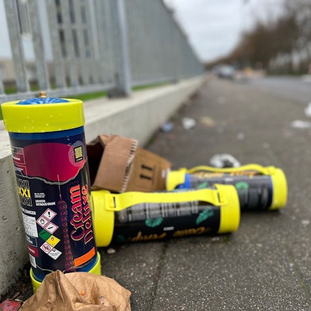 Leere Lachgas-Kartuschen nach einem Wochenende auf der Alfred-Schütte-Alle in Köln-Poll.