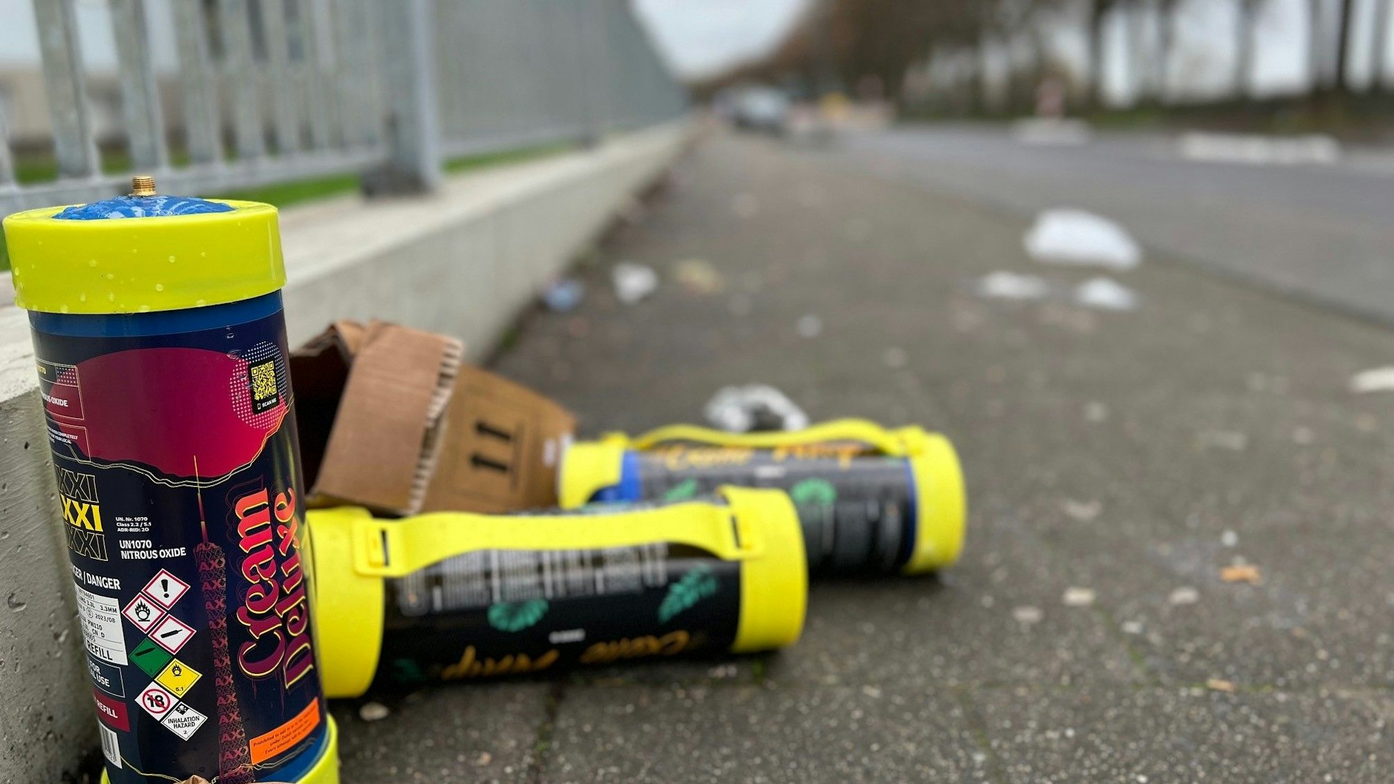 Leere Lachgas-Kartuschen nach einem Wochenende auf der Alfred-Schütte-Alle in Köln-Poll.