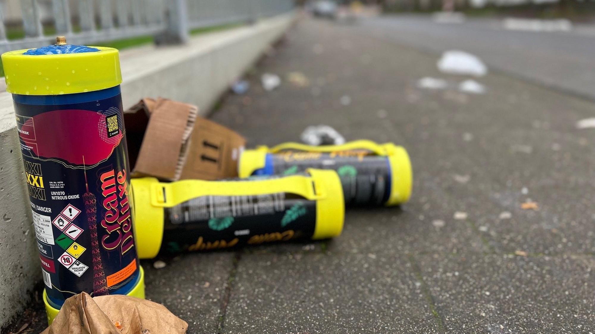 Leere Lachgas-Kartuschen nach einem Wochenende auf der Alfred-Schütte-Alle in Köln-Poll.
